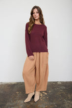 TEXTURED RAW EDGE LONG SLEEVE KNIT SWEATER: OXBLOOD