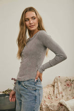 WASHED LONG SLEEVE RIBBED HENLEY KNIT TOP: LIGHT OLIVE