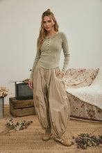 WASHED LONG SLEEVE RIBBED HENLEY KNIT TOP: COCOA
