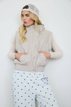 CROPPED MOCK NECK SNAP PUFFER VEST: CHOCOLATE BROWN