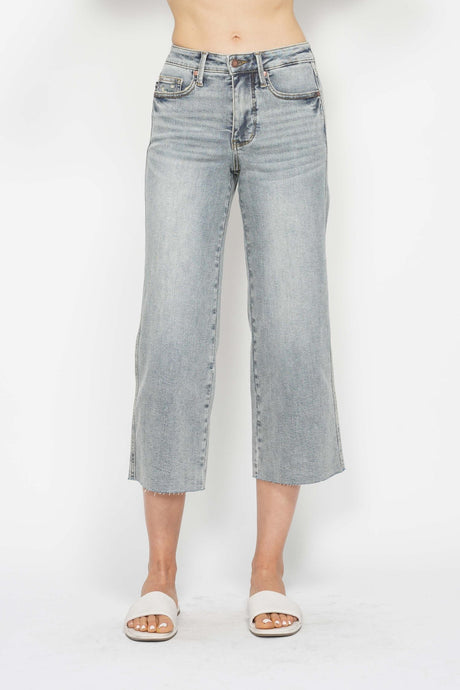 Light Mid Rise Tummy Control Raw Hem Crop Wide Judy Blue Capris 3/7/25 9688