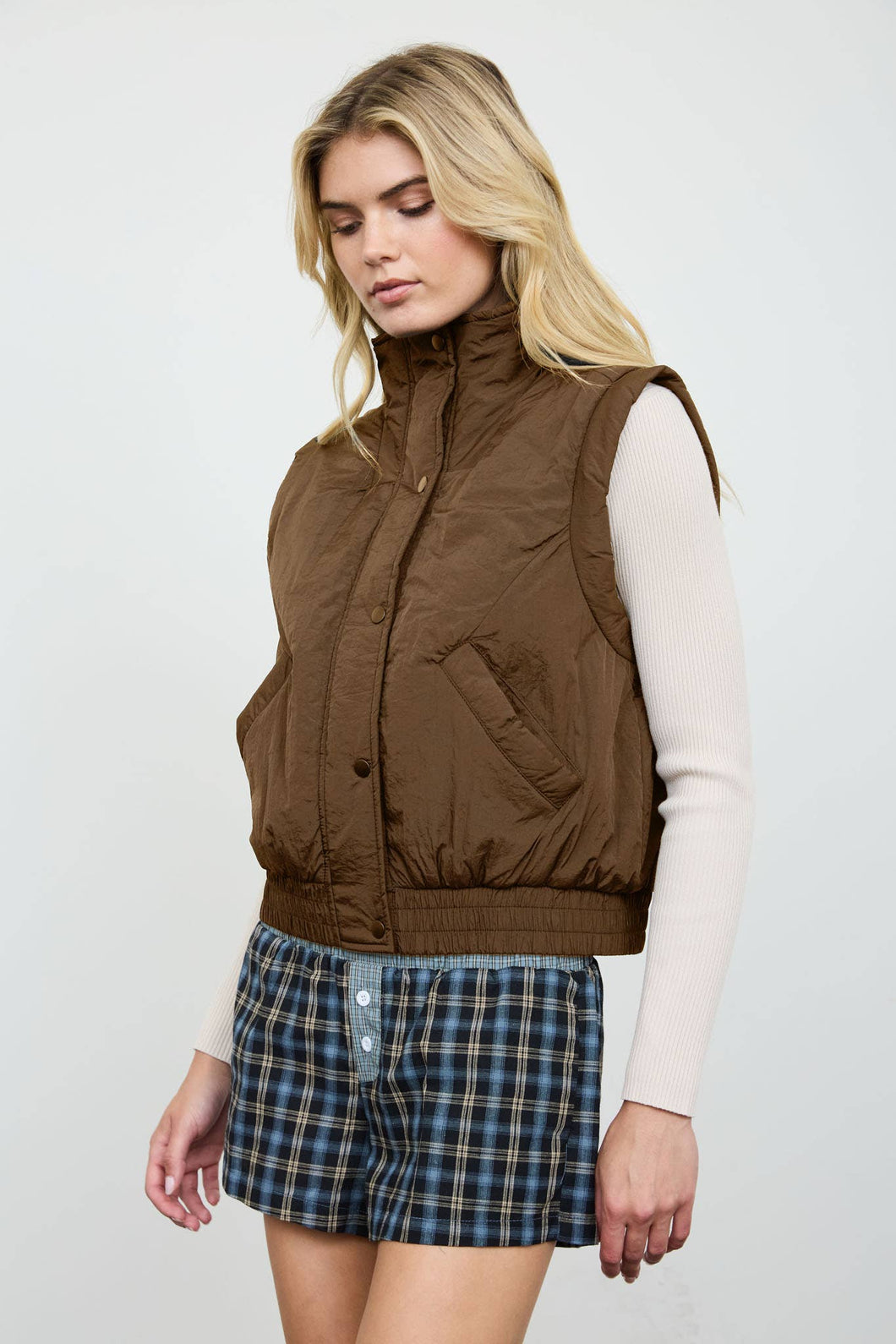 CROPPED MOCK NECK SNAP PUFFER VEST: CHOCOLATE BROWN
