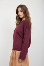 TEXTURED RAW EDGE LONG SLEEVE KNIT SWEATER: OXBLOOD
