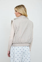 CROPPED MOCK NECK SNAP PUFFER VEST: CHOCOLATE BROWN