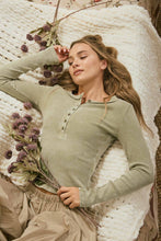 WASHED LONG SLEEVE RIBBED HENLEY KNIT TOP: CHARCOAL