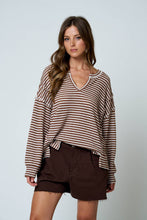 STRIPE SPLIT NECK LONG SLEEVE SEAM DETAIL KNIT TOP: BROWN