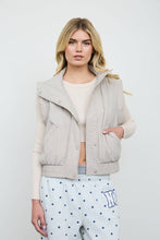 CROPPED MOCK NECK SNAP PUFFER VEST: CHOCOLATE BROWN