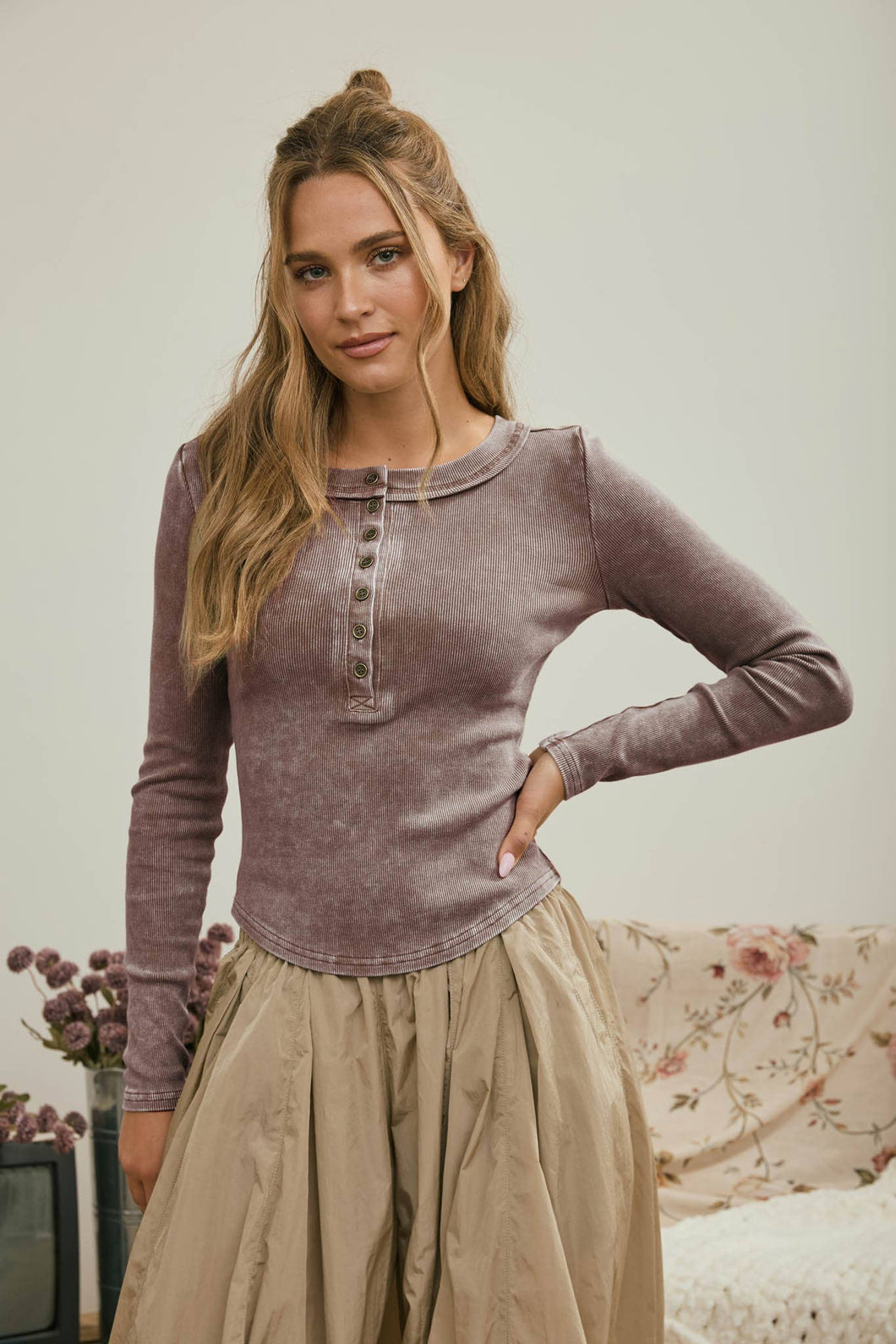 WASHED LONG SLEEVE RIBBED HENLEY KNIT TOP: COCOA