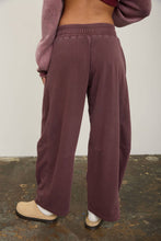 SMOCKED WAIST DRAWSTRING BARREL LEG SWEATPANTS: MAROON