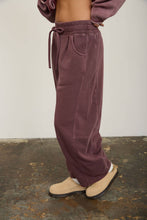 SMOCKED WAIST DRAWSTRING BARREL LEG SWEATPANTS: MAROON