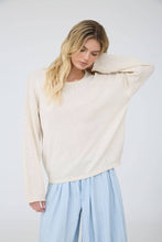 TEXTURED RAW EDGE LONG SLEEVE KNIT SWEATER: OXBLOOD