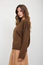 TEXTURED RAW EDGE LONG SLEEVE KNIT SWEATER: OXBLOOD