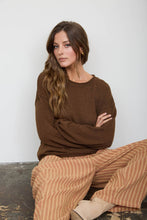 TEXTURED RAW EDGE LONG SLEEVE KNIT SWEATER: OXBLOOD