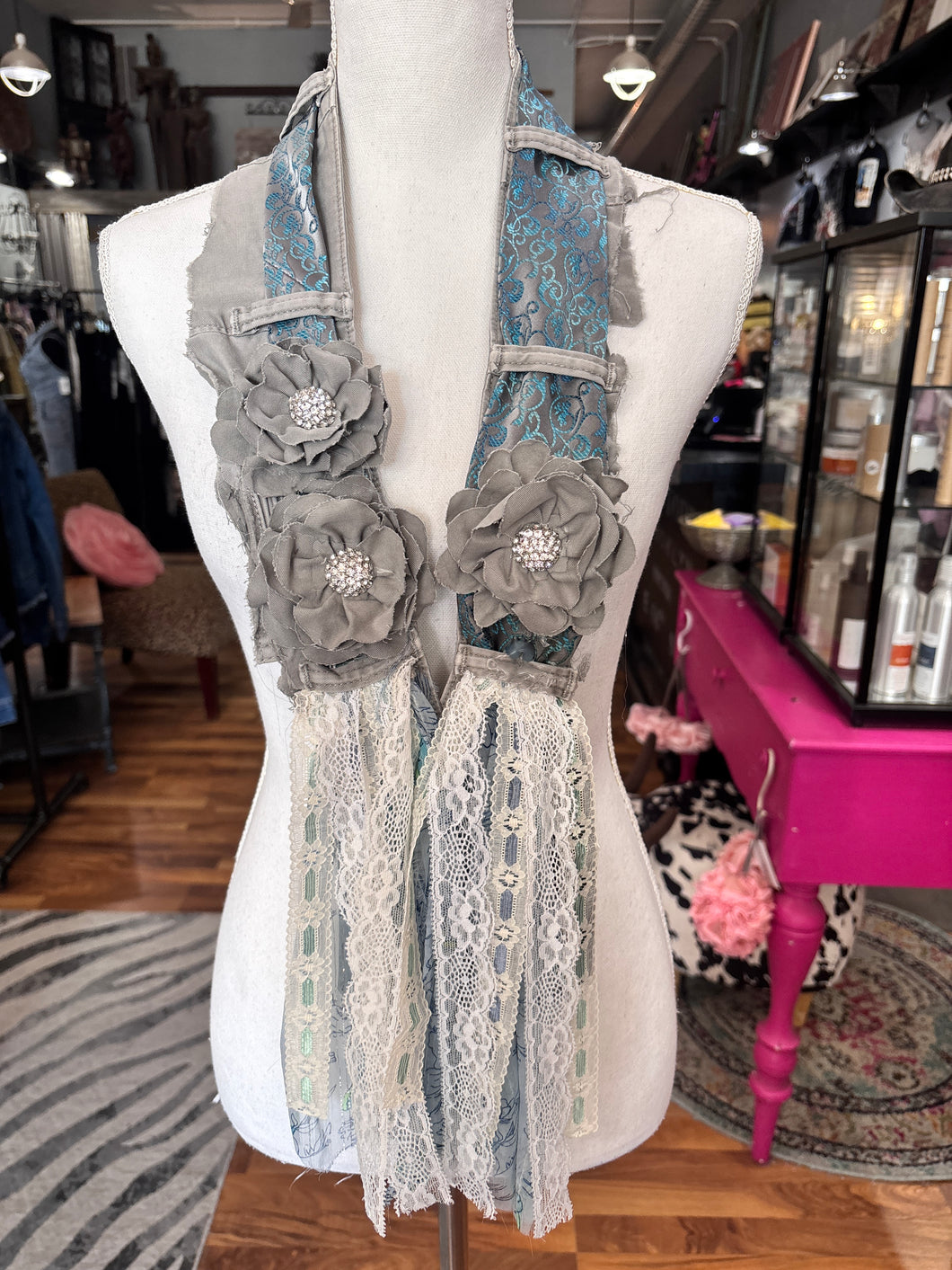 Alicat Shoulder Necklace 8/18/26 1378