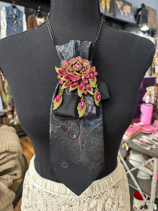 Tie AliCat Necklace 8/21/25 1129