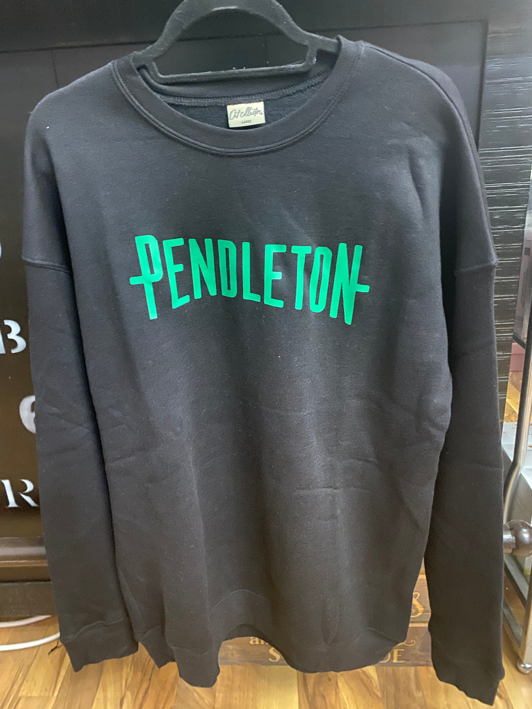 Black Premium Pendleton Solid Graphic Sweatshirt 12/6/23 7686