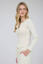 WASHED LONG SLEEVE RIBBED HENLEY KNIT TOP: COCOA