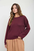 TEXTURED RAW EDGE LONG SLEEVE KNIT SWEATER: OXBLOOD