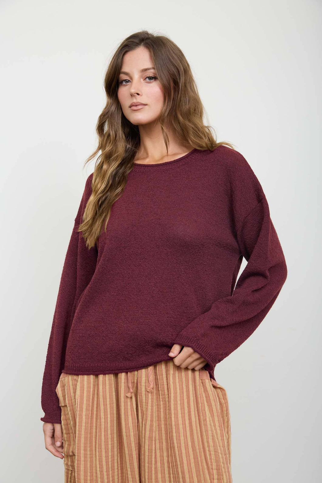 TEXTURED RAW EDGE LONG SLEEVE KNIT SWEATER: OXBLOOD