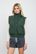 CROPPED MOCK NECK SNAP PUFFER VEST: CHOCOLATE BROWN