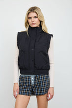 CROPPED MOCK NECK SNAP PUFFER VEST: CHOCOLATE BROWN