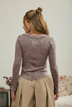 WASHED LONG SLEEVE RIBBED HENLEY KNIT TOP: MAROON
