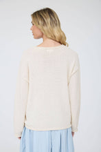 TEXTURED RAW EDGE LONG SLEEVE KNIT SWEATER: OXBLOOD