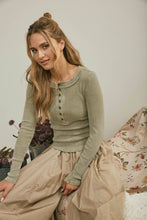 WASHED LONG SLEEVE RIBBED HENLEY KNIT TOP: LIGHT OLIVE