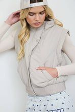 CROPPED MOCK NECK SNAP PUFFER VEST: CHOCOLATE BROWN