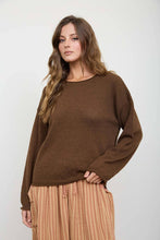 TEXTURED RAW EDGE LONG SLEEVE KNIT SWEATER: OXBLOOD