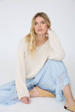 TEXTURED RAW EDGE LONG SLEEVE KNIT SWEATER: OXBLOOD