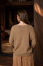 TEXTURED RAW EDGE LONG SLEEVE KNIT SWEATER: OXBLOOD