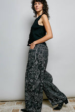 Vintage Washed Printed Twill Wide-Leg Woven Pants: BLACK PAISLEY