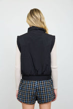 CROPPED MOCK NECK SNAP PUFFER VEST: CHOCOLATE BROWN
