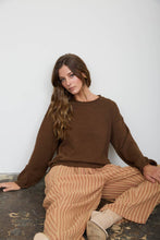 TEXTURED RAW EDGE LONG SLEEVE KNIT SWEATER: OXBLOOD