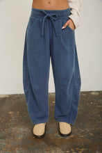 SMOCKED WAIST DRAWSTRING BARREL LEG SWEATPANTS: MAROON