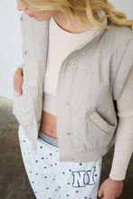 CROPPED MOCK NECK SNAP PUFFER VEST: CHOCOLATE BROWN