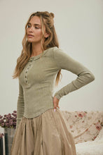 WASHED LONG SLEEVE RIBBED HENLEY KNIT TOP: LIGHT OLIVE