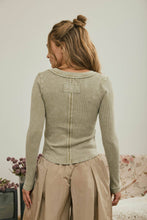 WASHED LONG SLEEVE RIBBED HENLEY KNIT TOP: COCOA