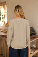 WASHED INVERTED SEAM DETAIL LONG SLEEVE KNIT TOP: MOCHA