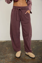 SMOCKED WAIST DRAWSTRING BARREL LEG SWEATPANTS: MAROON