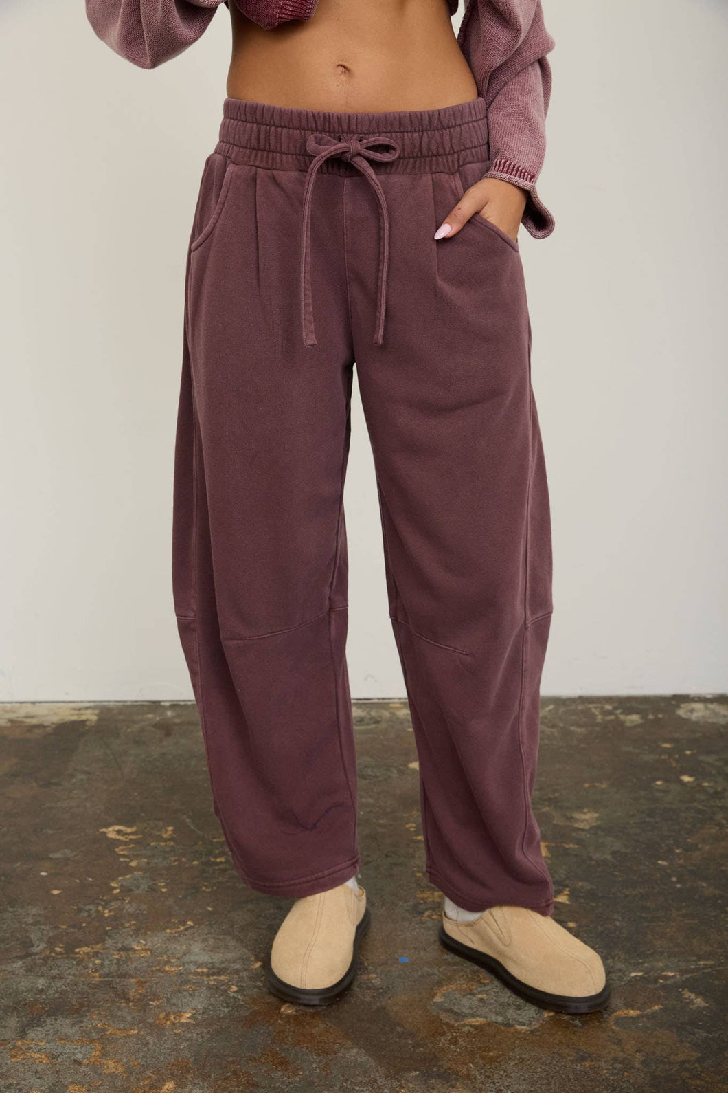 SMOCKED WAIST DRAWSTRING BARREL LEG SWEATPANTS: MAROON