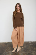 TEXTURED RAW EDGE LONG SLEEVE KNIT SWEATER: OXBLOOD