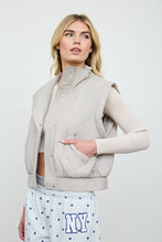 CROPPED MOCK NECK SNAP PUFFER VEST: CHOCOLATE BROWN