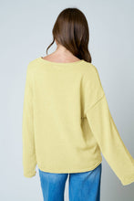 TEXTURED RAW EDGE LONG SLEEVE KNIT SWEATER: OXBLOOD