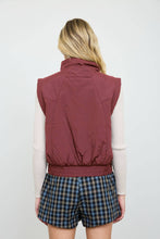 CROPPED MOCK NECK SNAP PUFFER VEST: CHOCOLATE BROWN