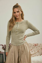 WASHED LONG SLEEVE RIBBED HENLEY KNIT TOP: MAROON